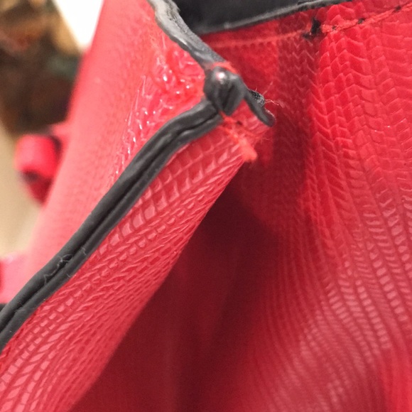 BEAUTIFUL RED SHOULDER BAG/MATCHES RED heels that I offer in my closet. 👠👠👠❤️ - Picture 3 of 8